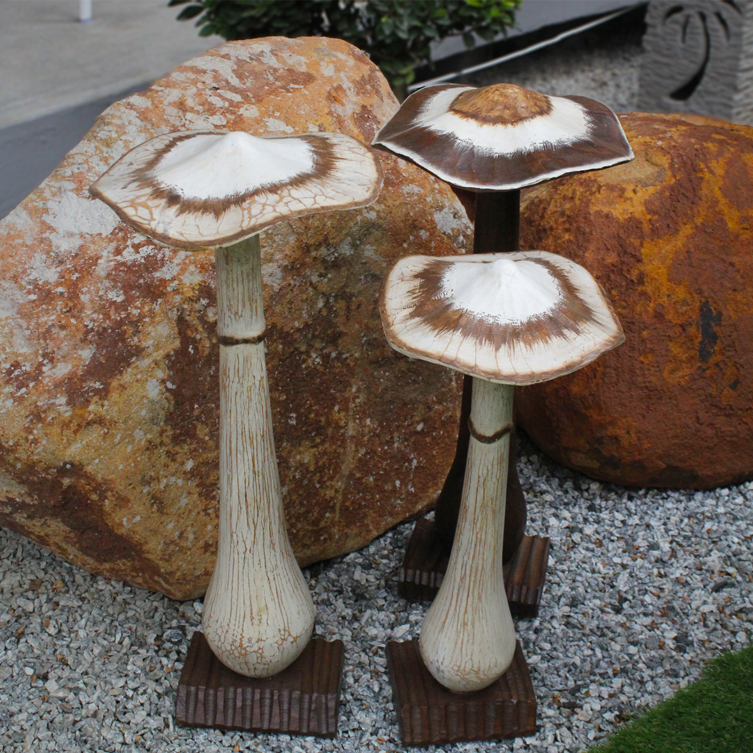 garden accessories and decor